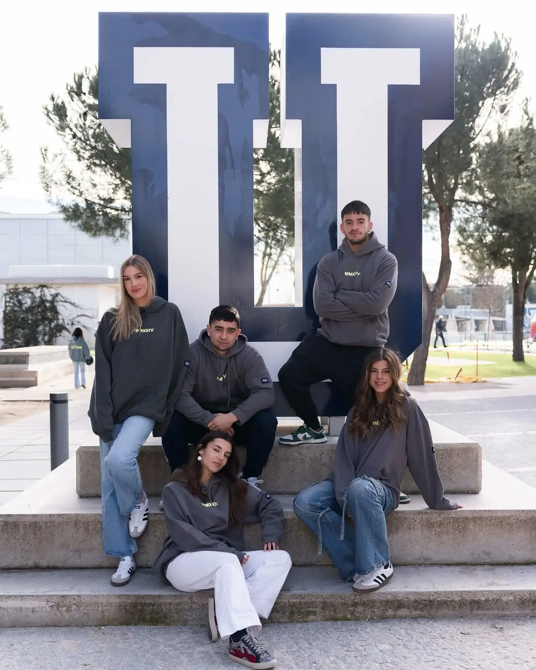 Equipo con sudaderas personalizadas producidas por Kronix