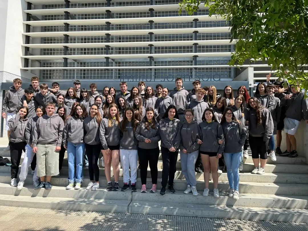 Alumnos con sudaderas personalizadas de su promoción