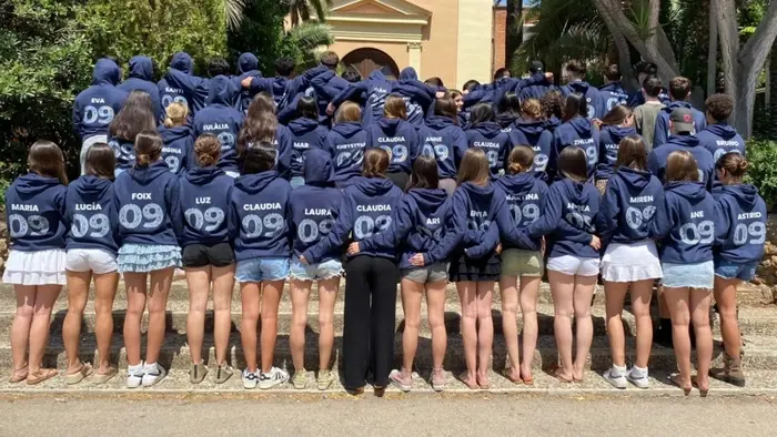 Grupo con sudaderas personalizadas, nombres y dorsales