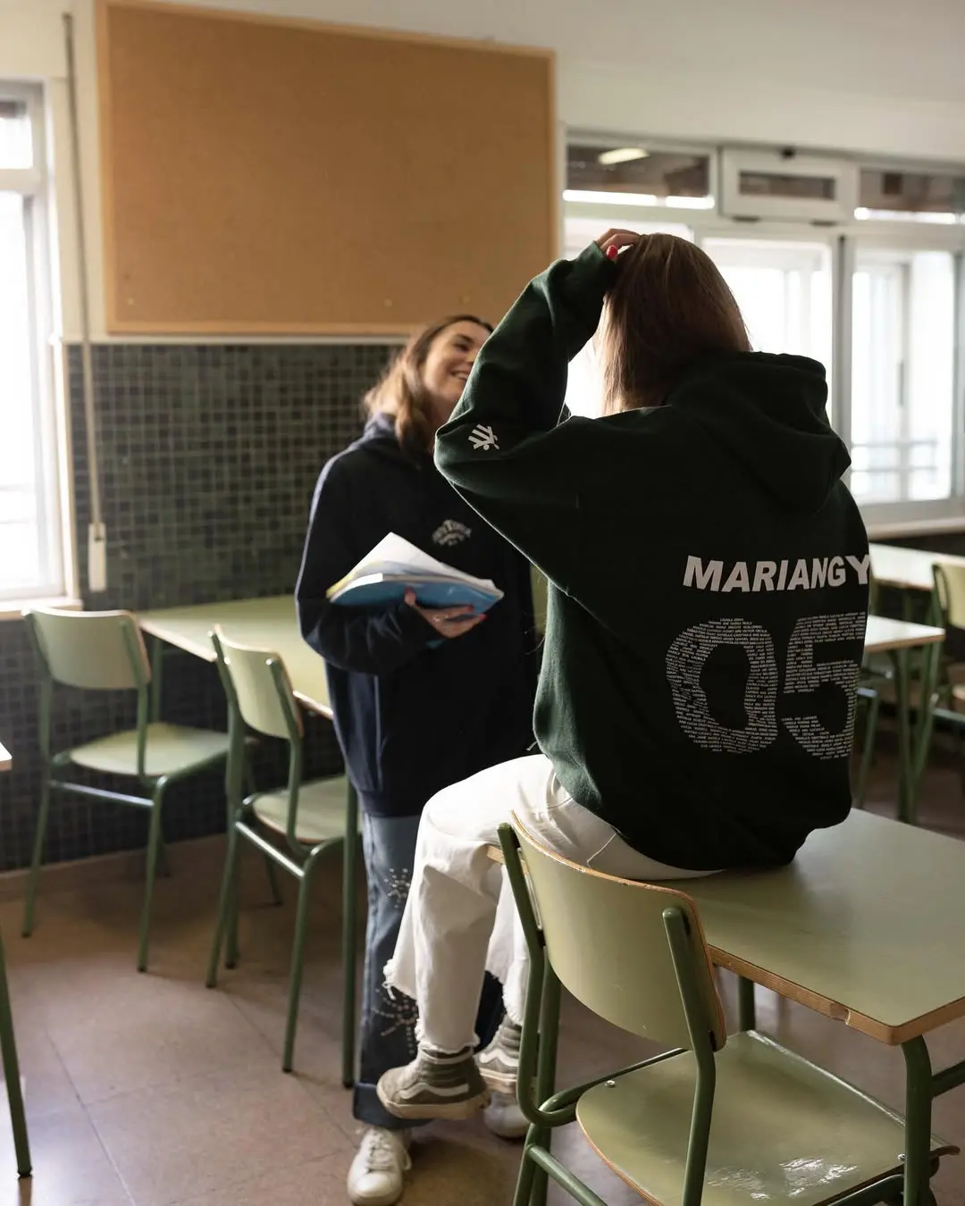 Estudiante con sudadera de grupo personalizada con nombre y número
